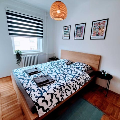 Bed, Bedroom, towels