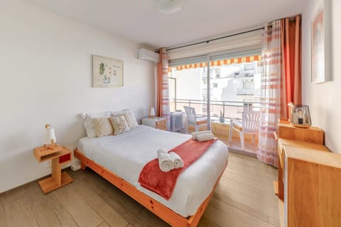 Bed, Photo of the whole room, Bedroom, air conditioner