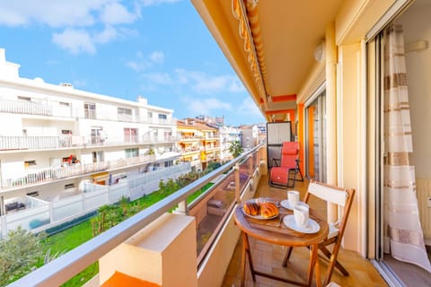 Property building, Balcony/Terrace, Living room, Seating area, Dining area