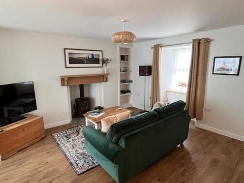 Communal lounge/ TV room, TV and multimedia, Living room, Seating area, Evening entertainment