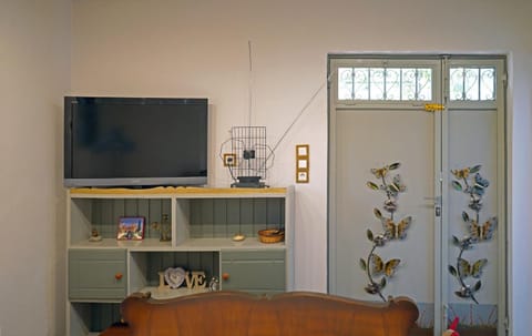 Bed, TV and multimedia, Bedroom