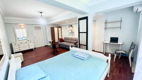 Bed, TV and multimedia, Photo of the whole room, Seating area, Bedroom