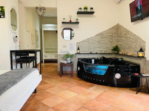 Bed, Hot Tub, TV and multimedia, Photo of the whole room, Bedroom