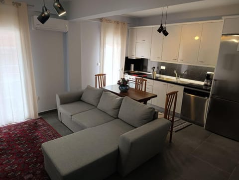 Kitchen or kitchenette, Living room, Seating area, Dining area, minibar, pet friendly, stove