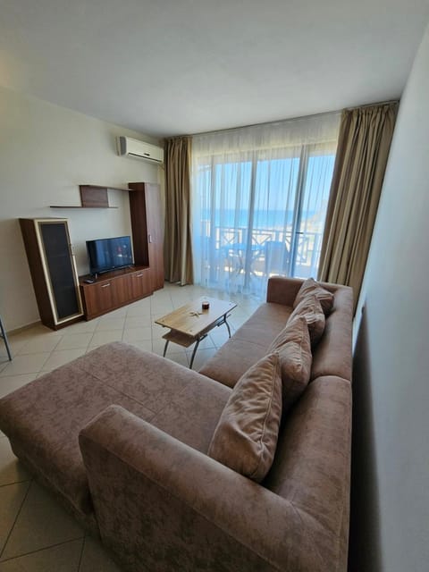 Communal lounge/ TV room, Bed, TV and multimedia, Living room