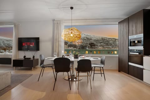 Natural landscape, Kitchen or kitchenette, Living room, Seating area, Dining area, Mountain view