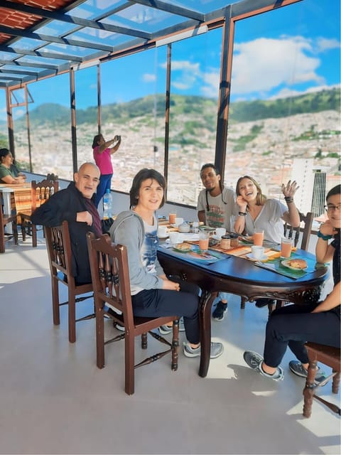 Restaurant/places to eat, Day, People, Natural landscape, Balcony/Terrace, Food and drinks, Dining area, Food, Mountain view, group of guests, Family