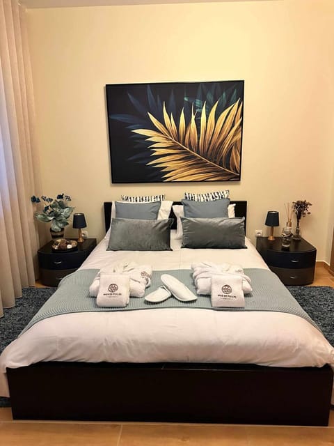 Bed, Bedroom, towels