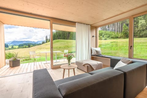 Spring, Day, Natural landscape, Garden, View (from property/room), Balcony/Terrace, Living room, Seating area, Dining area, Garden view, Mountain view