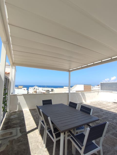 Natural landscape, View (from property/room), Balcony/Terrace, Dining area, Sea view