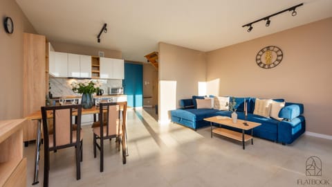 Bed, Kitchen or kitchenette, Living room, Seating area, Dining area