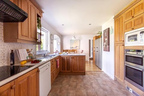 Tranquil 4 Bed Bungalow, Large Garden, Plenty of Parking House in England