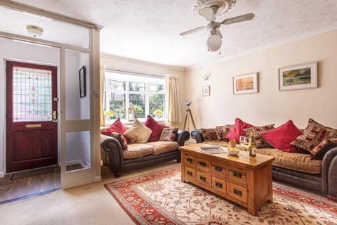 Tranquil 4 Bed Bungalow, Large Garden, Plenty of Parking House in England