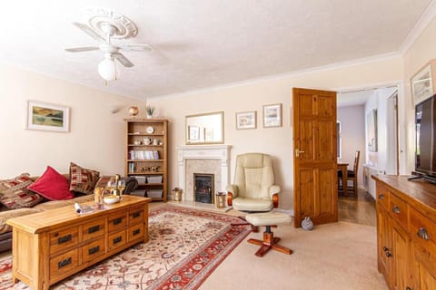 Tranquil 4 Bed Bungalow, Large Garden, Plenty of Parking House in England