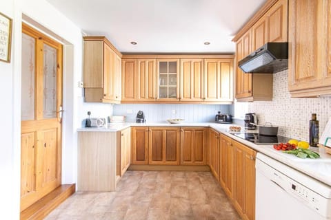 Tranquil 4 Bed Bungalow, Large Garden, Plenty of Parking House in England