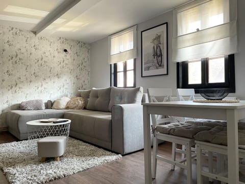 TV and multimedia, Living room, Seating area, Dining area, hair dresser