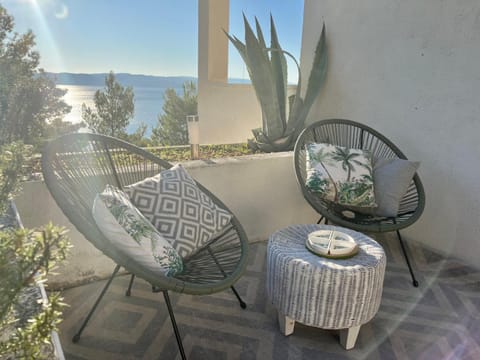 View (from property/room), Balcony/Terrace, Seating area, Sea view