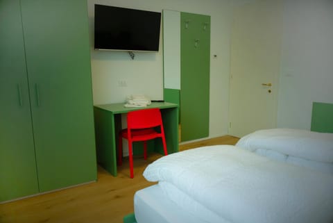 Bed, TV and multimedia, Photo of the whole room, Bedroom, wardrobe