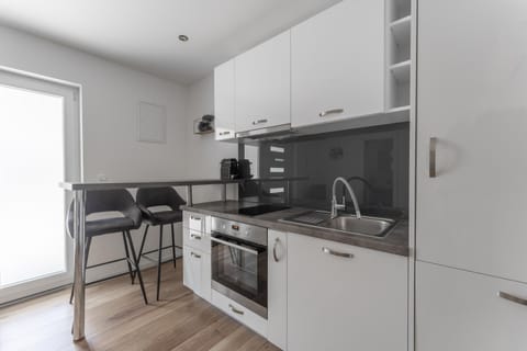 Kitchen or kitchenette, pet friendly, stove