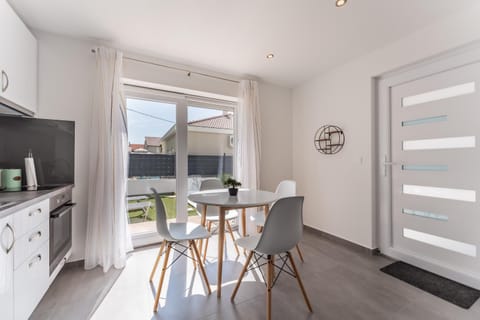 View (from property/room), Kitchen or kitchenette, Seating area, Dining area