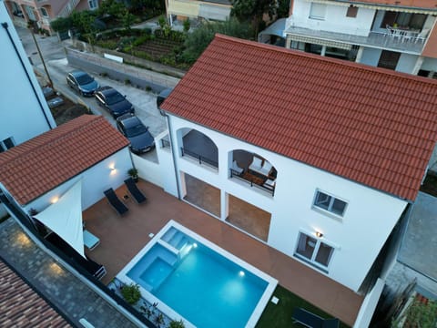 Property building, Day, Neighbourhood, Bird's eye view, Pool view, Street view, Swimming pool, Location, Parking