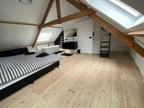 Bed, Photo of the whole room, towels