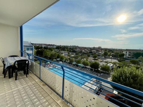 View (from property/room), Balcony/Terrace, Swimming pool, furniture