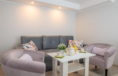 Living room, Food and drinks, Seating area, Dining area, Drinks