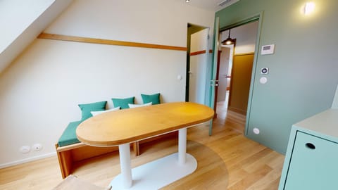 Photo of the whole room, Seating area