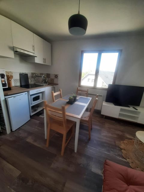 Kitchen or kitchenette, Dining area, minibar