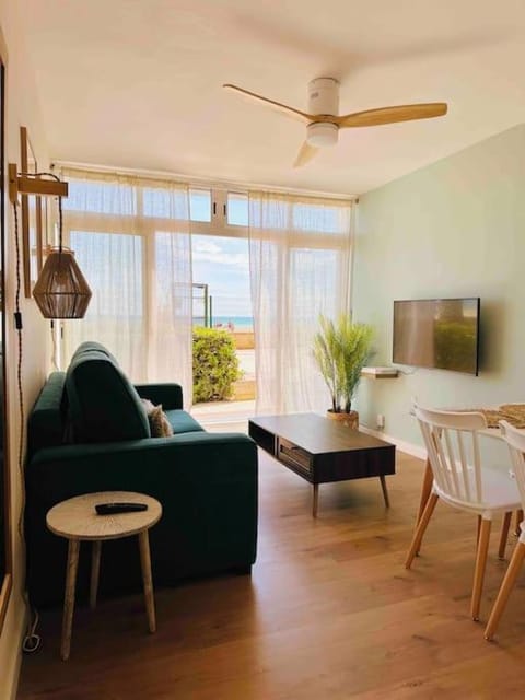 TV and multimedia, Living room, Seating area, Dining area, fireplace
