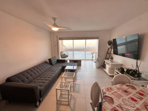 Communal lounge/ TV room, Natural landscape, TV and multimedia, Living room, Seating area, Dining area, Sea view, air conditioner