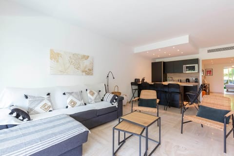 TV and multimedia, Living room, Photo of the whole room, Seating area, Dining area