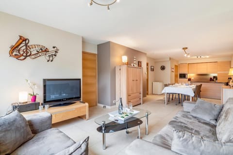 TV and multimedia, Kitchen or kitchenette, Living room, Seating area, Dining area