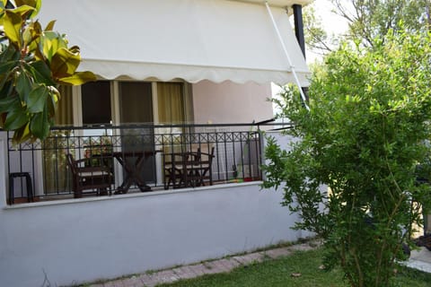 Property building, Patio, Spring, Day, Garden, View (from property/room), Balcony/Terrace, Garden view