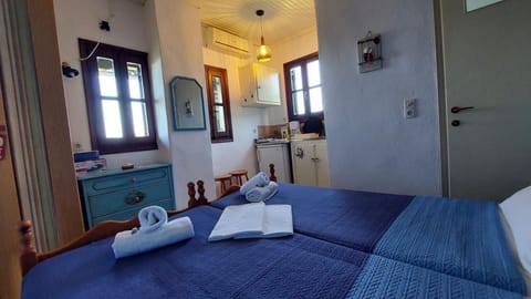 Bed, Kitchen or kitchenette, Photo of the whole room, Bedroom, towels