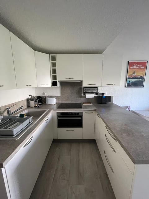 Coffee/tea facilities, Kitchen or kitchenette, dishwasher, microwave, stove, toaster