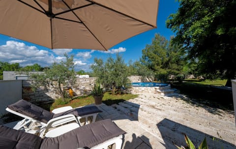 Patio, Swimming pool, sunbed