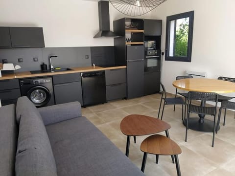 Coffee/tea facilities, Kitchen or kitchenette, Living room, Seating area, Dining area, dishwasher, oven, stove, toaster, washing machine