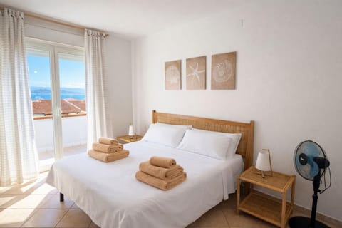 Bed, Photo of the whole room, Bedroom, towels, towels