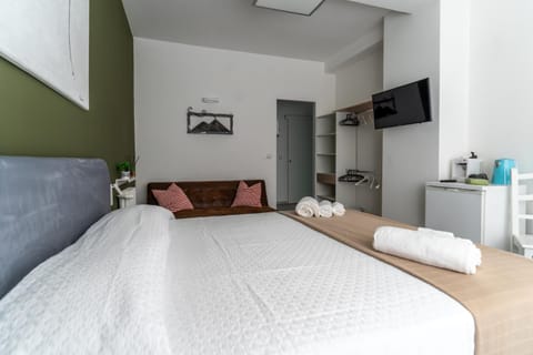 Bed, TV and multimedia, Photo of the whole room, Bedroom, towels