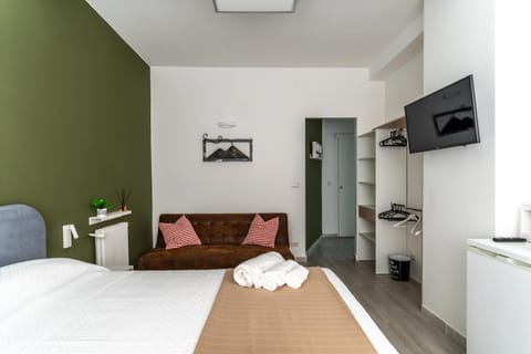 Bed, TV and multimedia, Photo of the whole room, Bedroom, towels, air conditioner