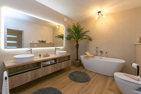 Toilet, Bathroom, Bath, towels