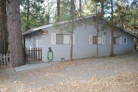 Cedar-Lake Area Winter Special Ends 51626 House in Bass Lake