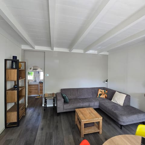 People, Living room, Other, Photo of the whole room, Seating area, Bedroom, Guests