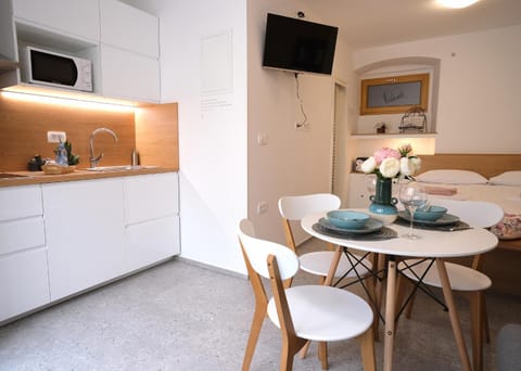 Bed, TV and multimedia, Kitchen or kitchenette, Living room, Photo of the whole room, Dining area, Bedroom, minibar