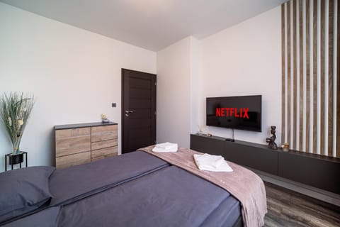 Bed, TV and multimedia, Bedroom
