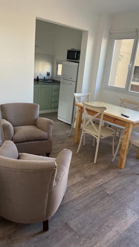 Kitchen or kitchenette, Living room, Seating area, Dining area