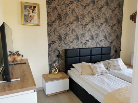 Bed, TV and multimedia, Photo of the whole room, Bedroom
