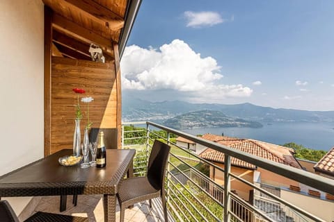 View (from property/room), Dining area, Lake view, Mountain view